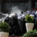 Shkopinj gome dhe gaz lotsjellës, policia hyn me dhunë në selinë e partisë opozitare në Ankara