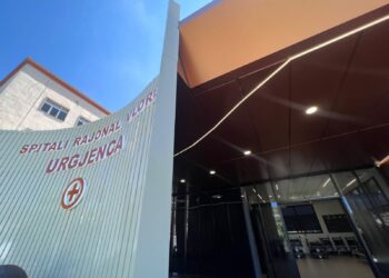 Plagosje me thikë në Vlorë, i riu përfundon në spital