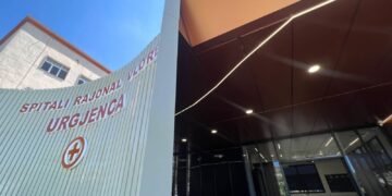Plagosje me thikë në Vlorë, i riu përfundon në spital