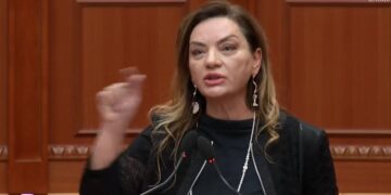 Deputetja Vokshi ndalohet nga Garda të shkojë te sekretaria/ Peleshi: Nuk i urdhëroj unë!
