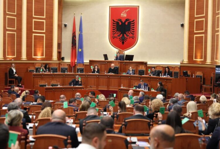 Seanca maratonë/ Rama shkon pas mesnate në Kuvend! Rrëzohen propozimet e PD, miratohet akti normativ për akcizën
