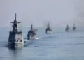 Iranianët godasin me raketa anijen amerikane në Ngushticën e Hormuzit, SHBA e mohon