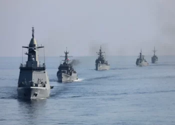 Iranianët godasin me raketa anijen amerikane në Ngushticën e Hormuzit, SHBA e mohon