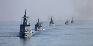 Iranianët godasin me raketa anijen amerikane në Ngushticën e Hormuzit, SHBA e mohon