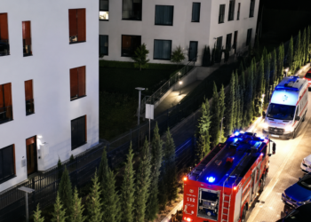 Zjarr në një pallat në Tiranë! Evakuohen banorët, një grua dërgohet në spital nga asfiksia