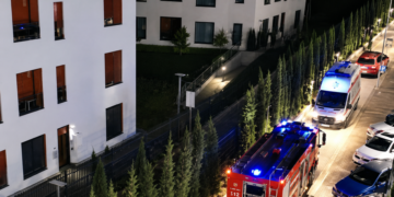 Zjarr në një pallat në Tiranë! Evakuohen banorët, një grua dërgohet në spital nga asfiksia