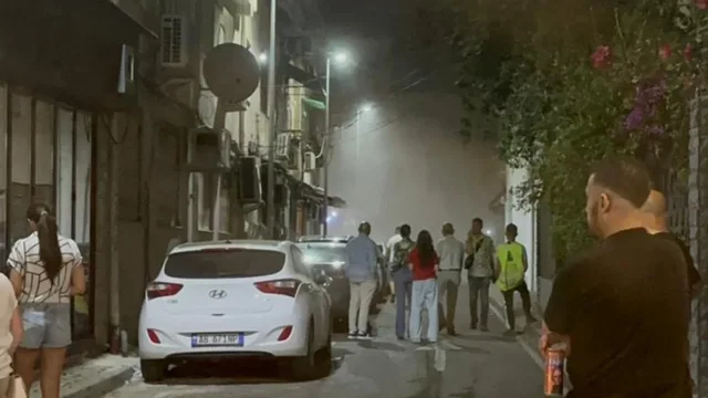 Bie zjarr në një pallat në zonën e “Myslym Shyrit” në Tiranë, detajet e para