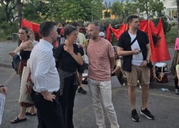 Gjashtë politikanë europianë i bashkohen protestës para Kryeministrisë