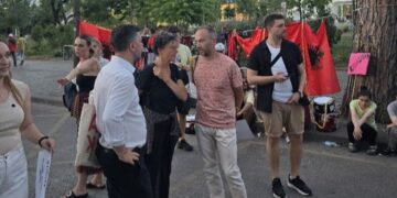 Gjashtë politikanë europianë i bashkohen protestës para Kryeministrisë