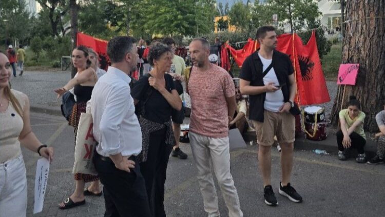 Gjashtë politikanë europianë i bashkohen protestës para Kryeministrisë
