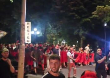 Protestuesit mbledhin firma për të çuar në SPAK librin ‘Albania Files’ të promovuar nga Rama