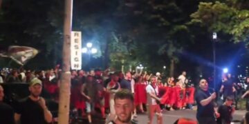 Protestuesit mbledhin firma për të çuar në SPAK librin ‘Albania Files’ të promovuar nga Rama