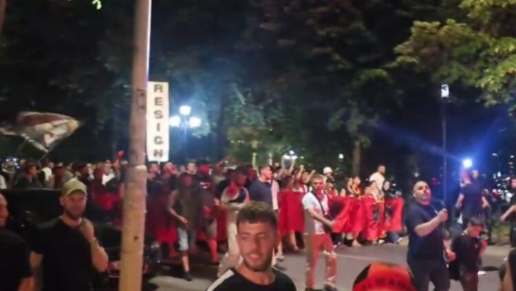 Protestuesit mbledhin firma për të çuar në SPAK librin ‘Albania Files’ të promovuar nga Rama