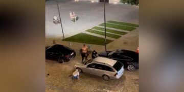 Shoferi përplas me automjet katër persona pas një konflikti
