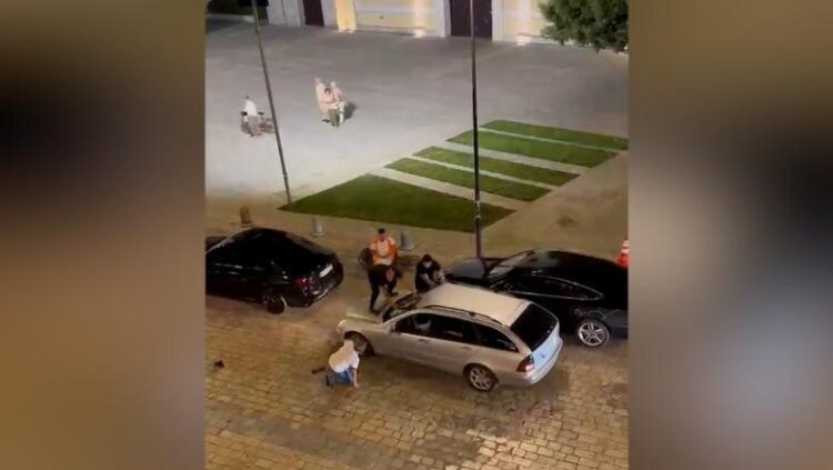 Shoferi përplas me automjet katër persona pas një konflikti