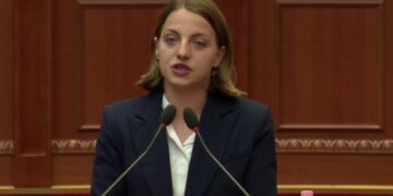 Me kokën drejt kryqit, Marjana Koçeku reagon me një lutje…