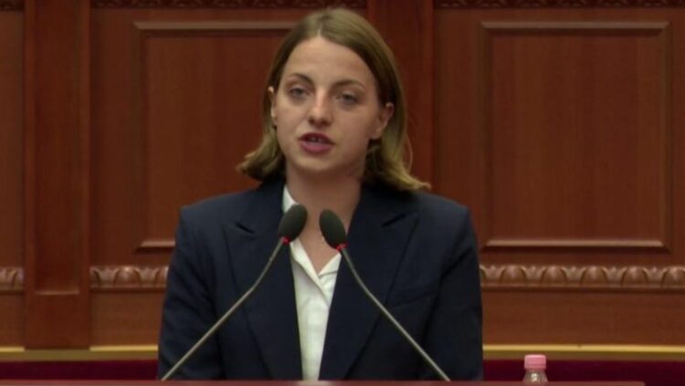 Me kokën drejt kryqit, Marjana Koçeku reagon me një lutje…