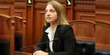 Koçeku njoftoi largimin nga PS/ Protestuesit-deputetes: Bashkohu me ne në shesh!