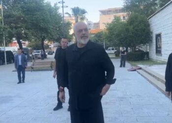 Gazetari italian i ‘zë rrugën’ kryeministrit në Vlorë: A s’ju duket se i përuleni shumë liderëve perëndimorë?