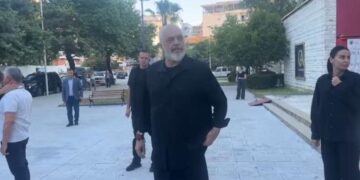 Gazetari italian i ‘zë rrugën’ kryeministrit në Vlorë: A s’ju duket se i përuleni shumë liderëve perëndimorë?