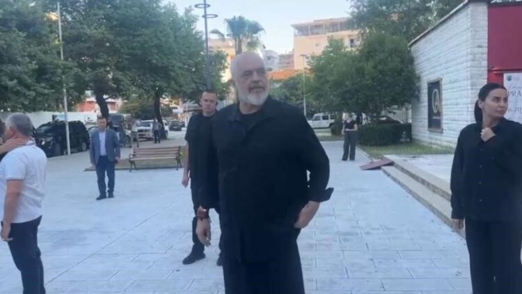 Gazetari italian i ‘zë rrugën’ kryeministrit në Vlorë: A s’ju duket se i përuleni shumë liderëve perëndimorë?