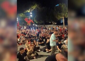 Protestuesit ulen këmbëkryq në Bulevard, thërrasin në kor: Shqipëri e re, Revolucion