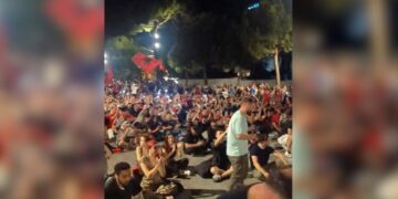 Protestuesit ulen këmbëkryq në Bulevard, thërrasin në kor: Shqipëri e re, Revolucion