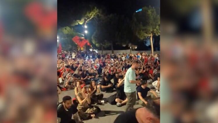 Protestuesit ulen këmbëkryq në Bulevard, thërrasin në kor: Shqipëri e re, Revolucion