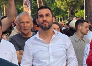 Edhe “Shqipëria bëhet” e Adriatik Lapajt merr pjesë në protestën për Zvërnecin, tensione me të rinjtë e PD-së