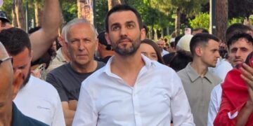 Edhe “Shqipëria bëhet” e Adriatik Lapajt merr pjesë në protestën për Zvërnecin, tensione me të rinjtë e PD-së