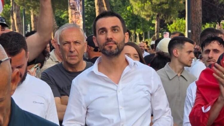 Edhe “Shqipëria bëhet” e Adriatik Lapajt merr pjesë në protestën për Zvërnecin, tensione me të rinjtë e PD-së