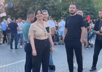 Ish-deputeti i PD Ervin Salianji i bashkohet protestës në Tiranë, e shoqëron Alesia Balliu