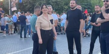 Ish-deputeti i PD Ervin Salianji i bashkohet protestës në Tiranë, e shoqëron Alesia Balliu