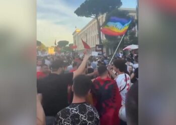 Protestuesit i ulin të riut flamurin e LGBTQI+, Rama i kritikon