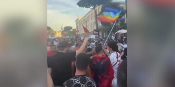 Protestuesit i ulin të riut flamurin e LGBTQI+, Rama i kritikon