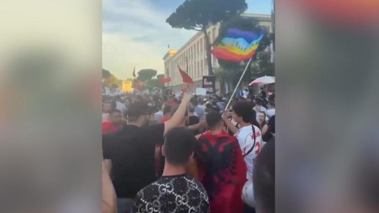 Protestuesit i ulin të riut flamurin e LGBTQI+, Rama i kritikon