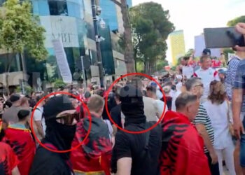 Tensione dhe përplasje fizike gjatë protestës, të rinj të maskuar në turmë