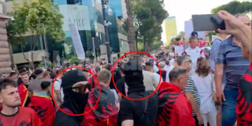 Tensione dhe përplasje fizike gjatë protestës, të rinj të maskuar në turmë