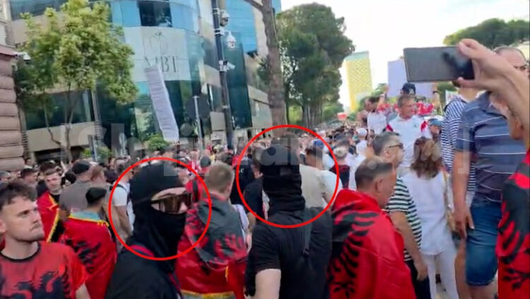 Tensione dhe përplasje fizike gjatë protestës, të rinj të maskuar në turmë