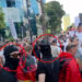 Tensione dhe përplasje fizike gjatë protestës, të rinj të maskuar në turmë