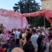 Protesta/ Mikrofoni u jepet pensionistëve! Rikthehen ‘flamingot’ në paradë, bashkohen edhe dhitë
