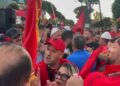 Momente tensioni me grupin e organizatorëve të protestës: Mos prek me dorë!
