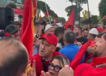 Momente tensioni me grupin e organizatorëve të protestës: Mos prek me dorë!