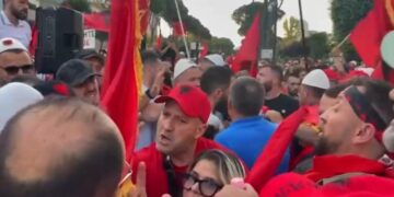 Momente tensioni me grupin e organizatorëve të protestës: Mos prek me dorë!