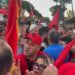 Momente tensioni me grupin e organizatorëve të protestës: Mos prek me dorë!