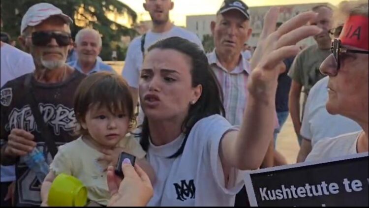 Pakënaqësi ndaj organizatorit të protestës: Emigrantit të revoltuar i thonë mos fol!