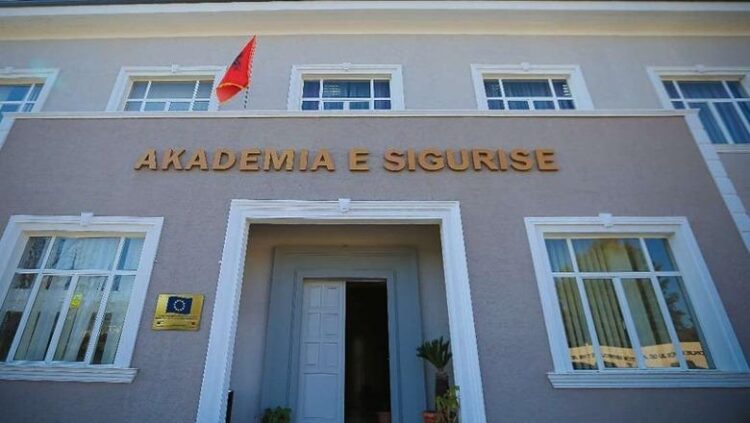Helmimet tek Akademia e Sigurisë/ Ndërpritet aktiviteti i firmës së themeluar nga Nikolin Jaka, nën hetim edhe AKU!