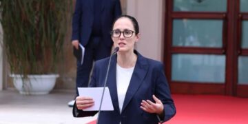 Qeveria indekson pensionet me 543 lekë, ministrja flet para protestuesve