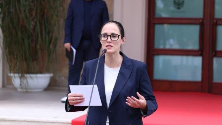 Qeveria indekson pensionet me 543 lekë, ministrja flet para protestuesve