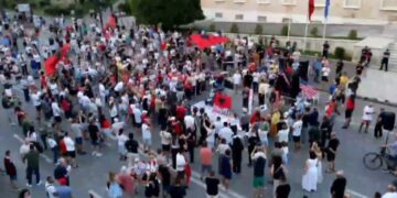 “Dorëheqja e Ramës, e panegocueshme”, pesë kërkesat u cituan nga koordinatori Andi Tepelena